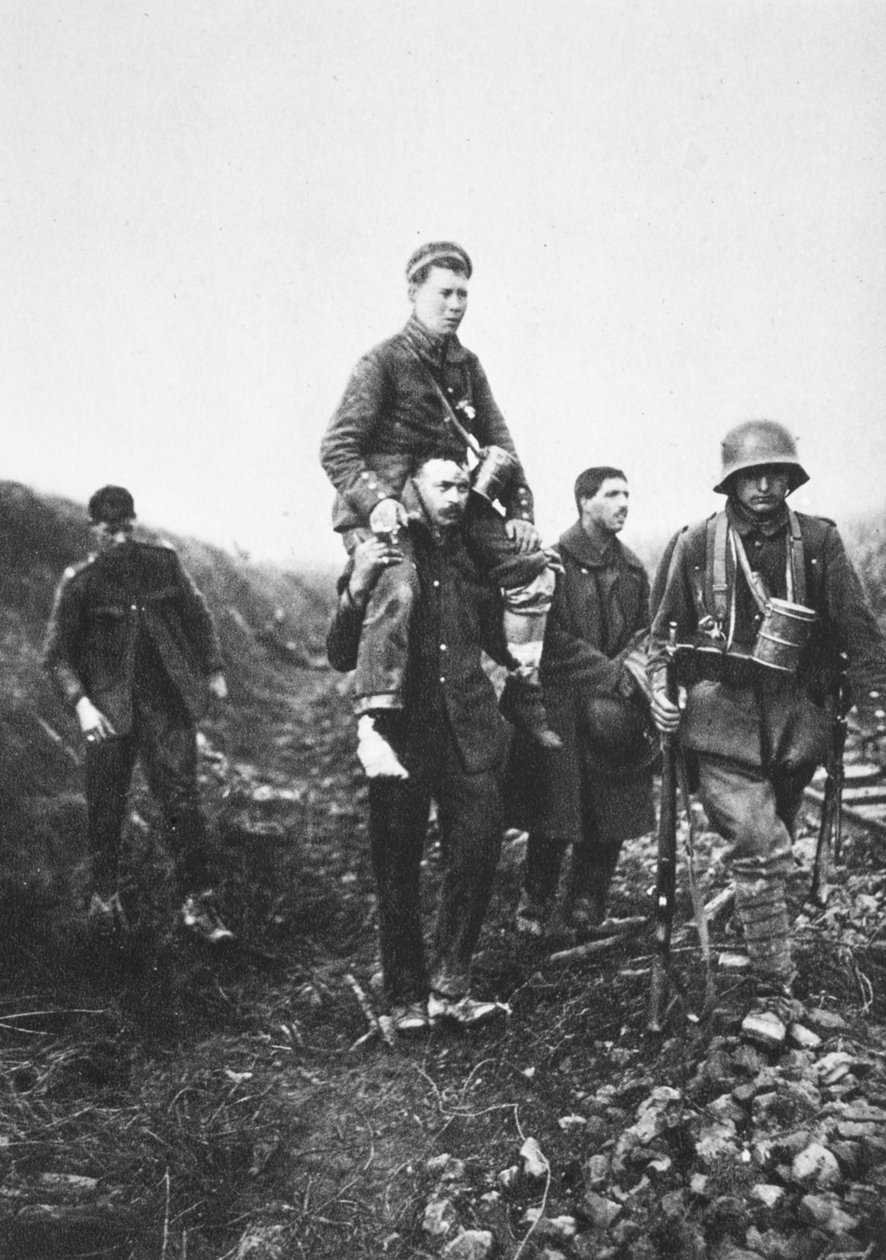 En tysk infanterisoldat med et såret ben bliver båret fra kamp af engelske krigsfanger (s/h foto) af Photographer German