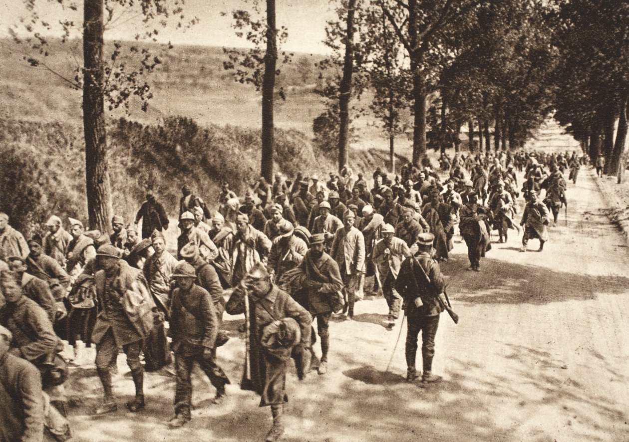 Franske fanger på vejen mellem Soissons og Fismes under slaget ved Aisne af Photographer German