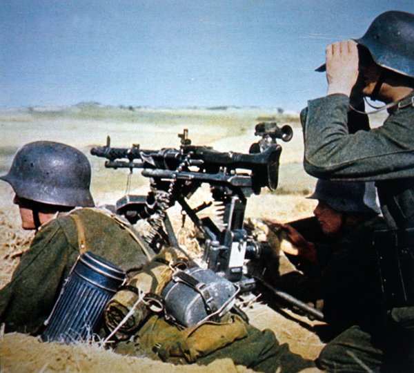Tysk MG34 maskingevær til almindelig brug monteret på et stativ til vedvarende ild (foto) af Photographer German