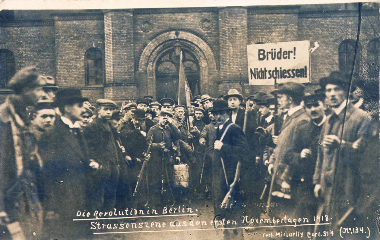 Tyske civile og soldater i Berlin, november 1918 (s/h foto) af Photographer German