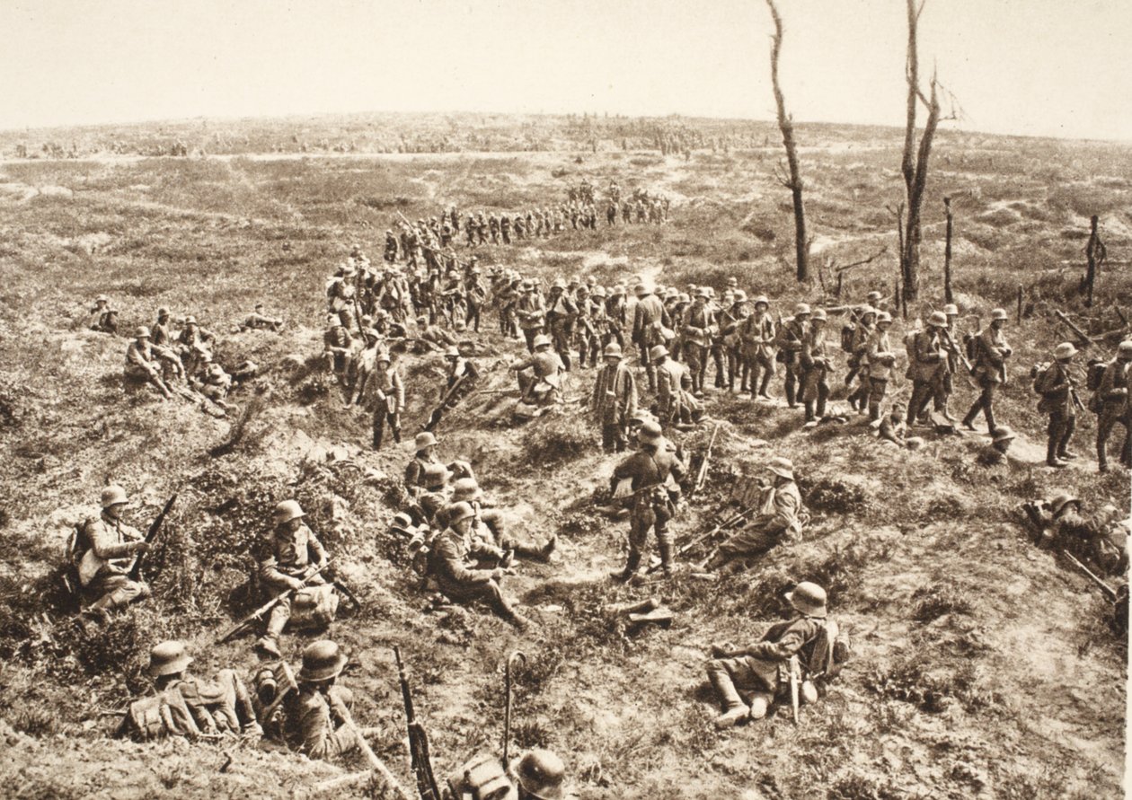 Tysk infanteri krydser Chemin des Dames for at følge den tilbagegående fjende, 27. maj 1918 (s/h-foto) af Photographer German