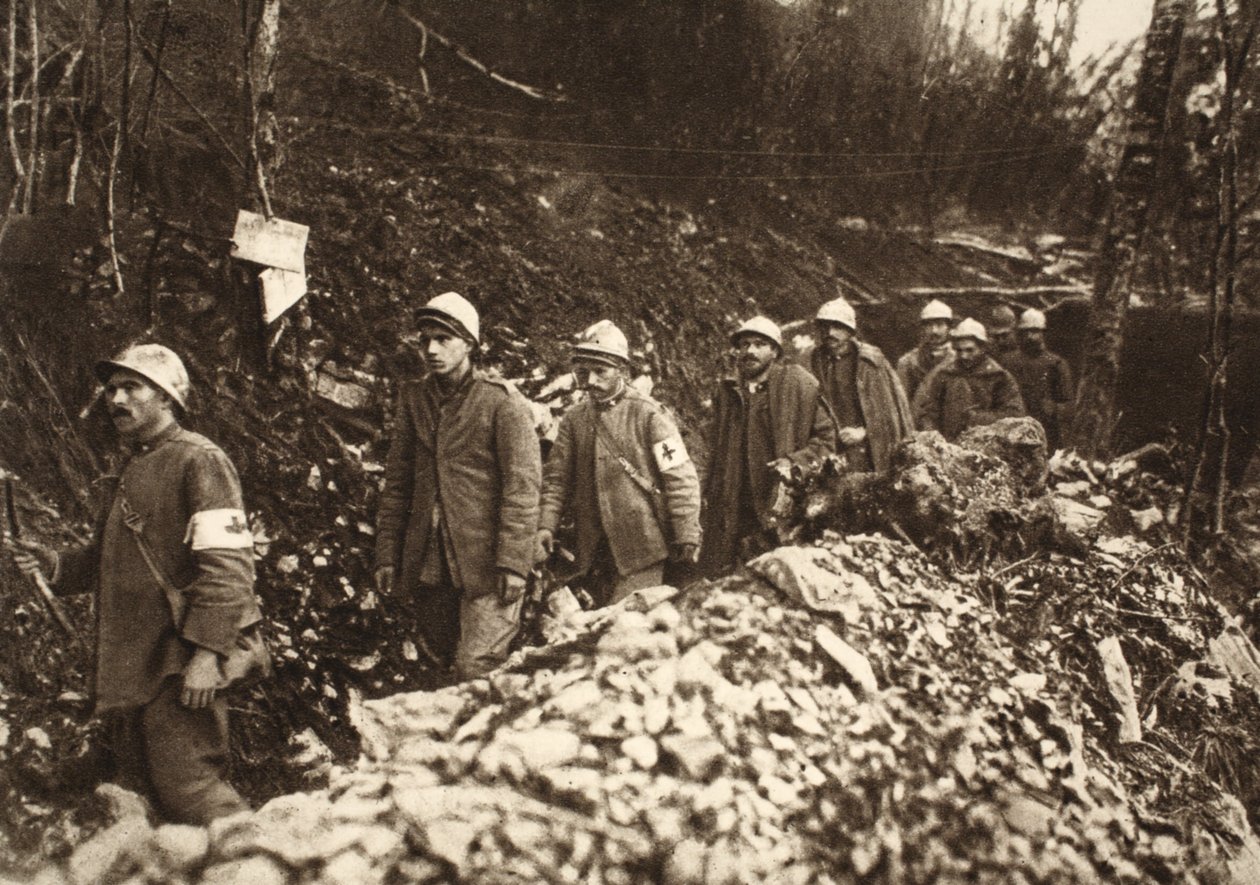 Italienske fanger ved Tolmin førte tilbage gennem deres egne stillinger på den første kampdag, 24. oktober 1917 (s/h foto) af Photographer German