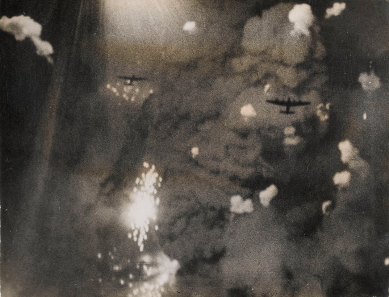 Foto taget, da Royal Air Force Lancasters angreb Dresden (s/h foto) af Photographer German