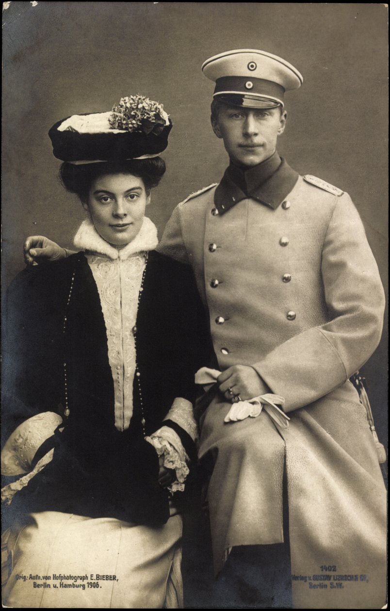 Prinsesse Cecilie med prins William, frakke og hat af Photographer German