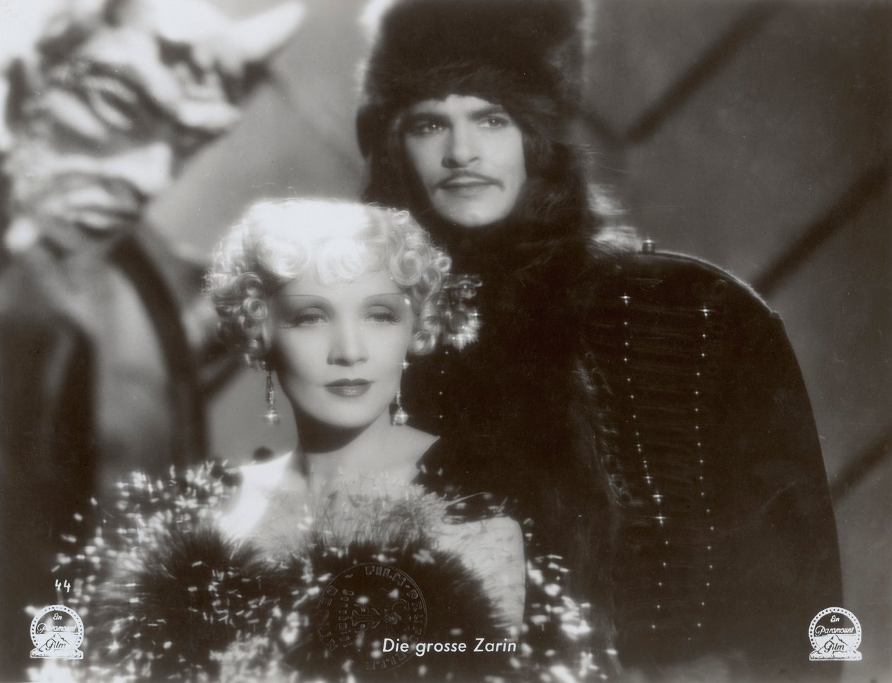 Stillbillede fra filmen "The Scarlet Empress" med Marlene Dietrich og John Lodge af Photographer German