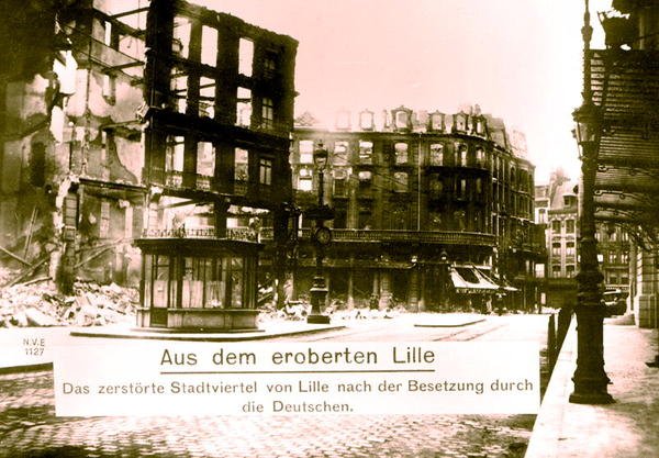Den ødelagte by Lille, efter at de tyske tropper havde taget den, oktober 1914 (s/h-foto) af Photographer German