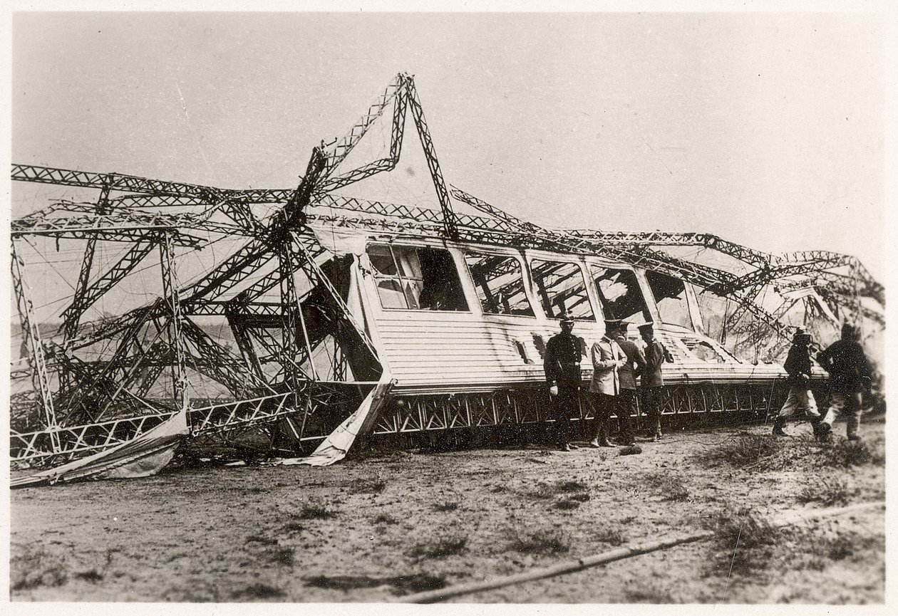 Ruinerne af Zeppelin LZ10 "Schwaben" efter dens ødelæggelse den 28. juni 1912 (s/h foto) af Photographer German