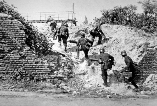 WWI tysk maskingeværsektion rykker frem under slaget ved Aisne af Photographer German