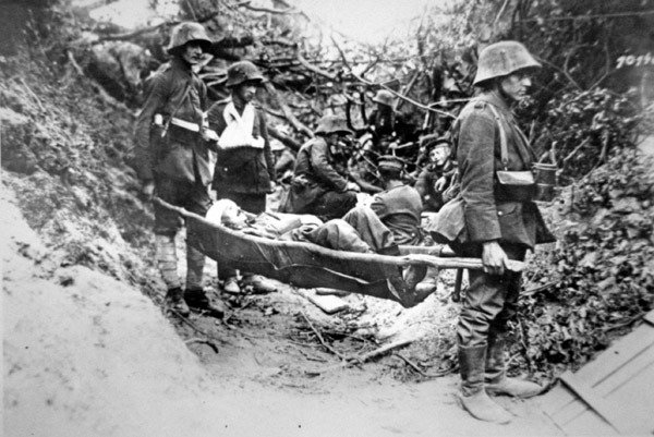 tyske soldater fra første verdenskrig bærer en såret kammerat i improviseret båre nær Soissons, juni 1918 (s/h-foto) af Photographer German