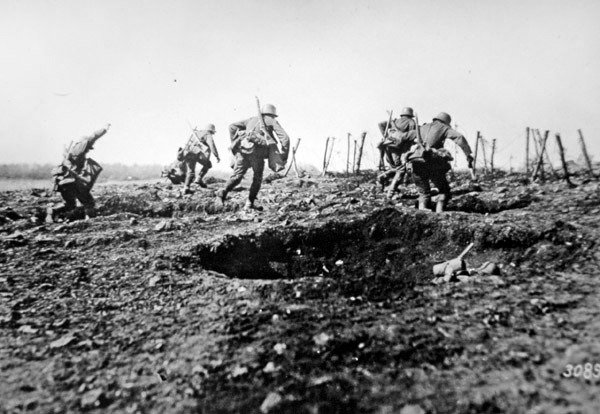Tyske stormtropper fra første verdenskrig rykker frem mod Sedan med sække med granater slynget om halsen, vestfronten af Photographer German