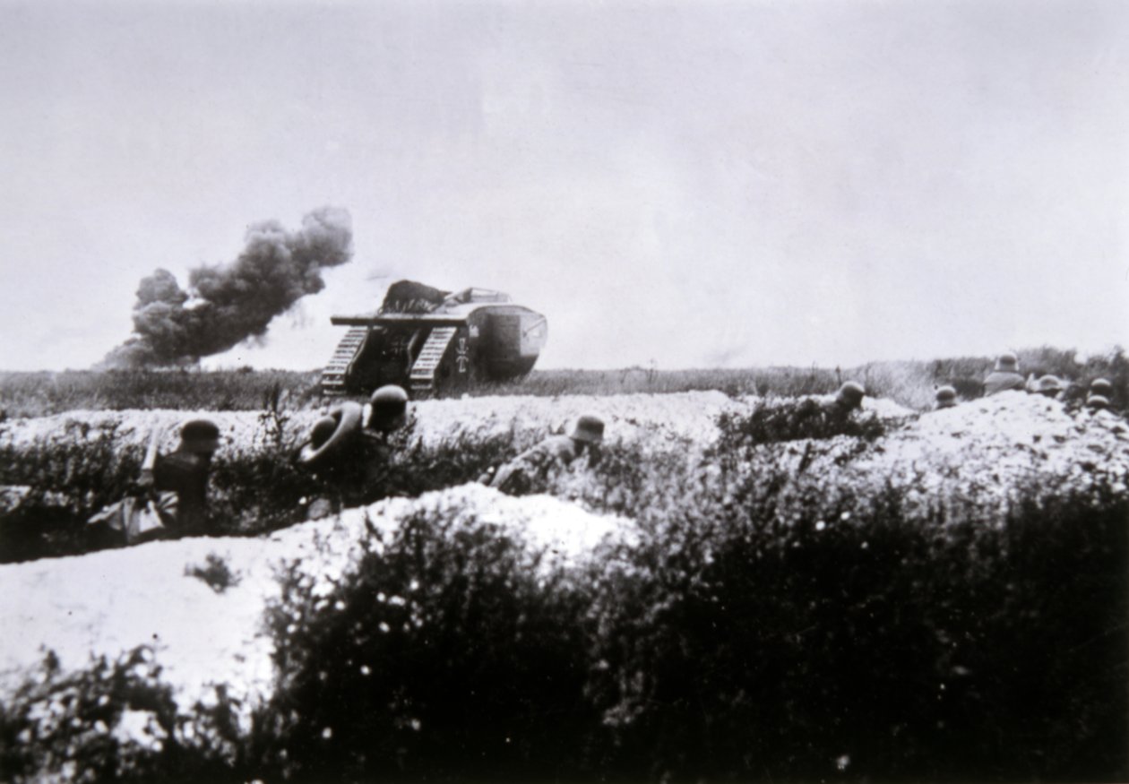 tyske stormtropper fra første verdenskrig bevæbnet med flammekaster fremrykning, støttet af en erobret britisk Mark IV tank af Photographer German