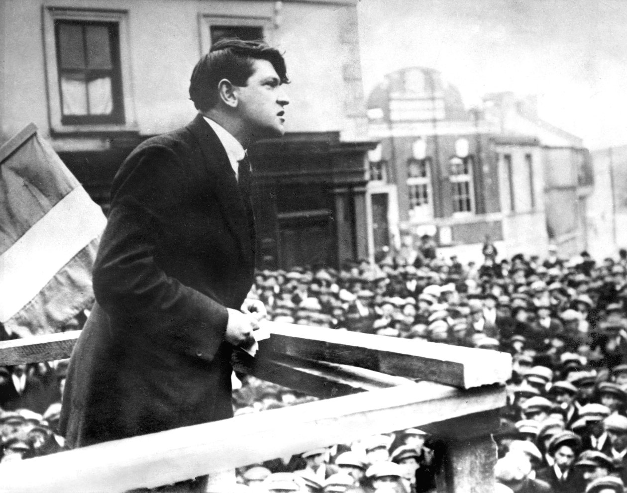 Sidste foto af den irske politiker Michael Collins, under hans tale til Skibereen-udvalget, marts 1922 (s/h-foto) af Photographer Irish