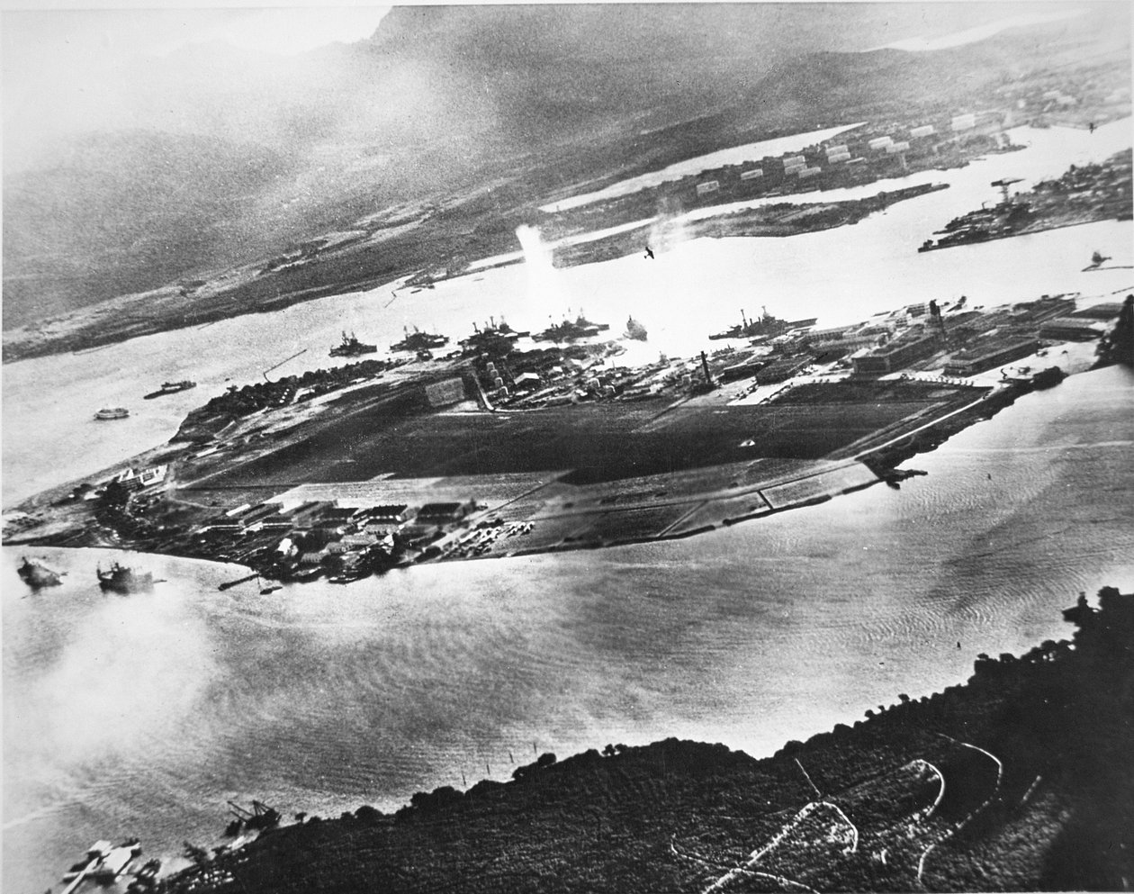Luftfoto af Ford Island og Battleship Row, Pearl Harbor, 7. december 1941 (s/h-foto) af Photographer Japanese