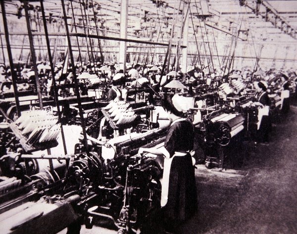 Den japanske bomuldsindustri: Kvinder arbejder på Toyoda-vævestolene, ca. 1920 (s/h-foto) af Photographer Japanese