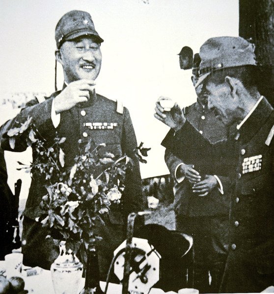 De japanske generaler Terauchi og Hata skåler med sake af Hsuchows fald i Kina i maj af Photographer Japanese