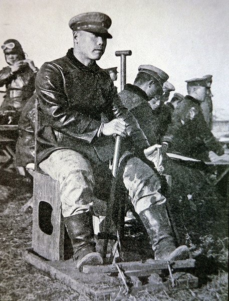 Japanske piloter under grunduddannelse, der bruger træjoystick, rorstang og gashåndtag af Photographer Japanese