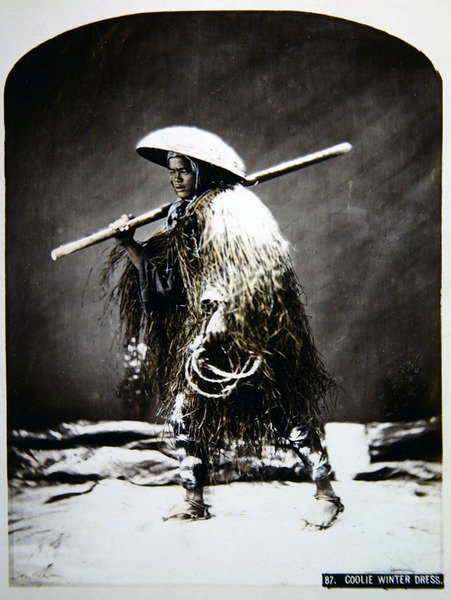 Japansk portør i sit vintertøj, ca. 1900 (farvet foto) af Photographer Japanese