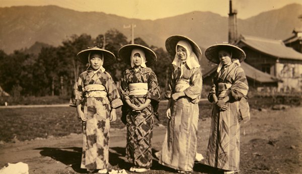 Japanske kvinder i traditionel klædedragt af Photographer Japanese