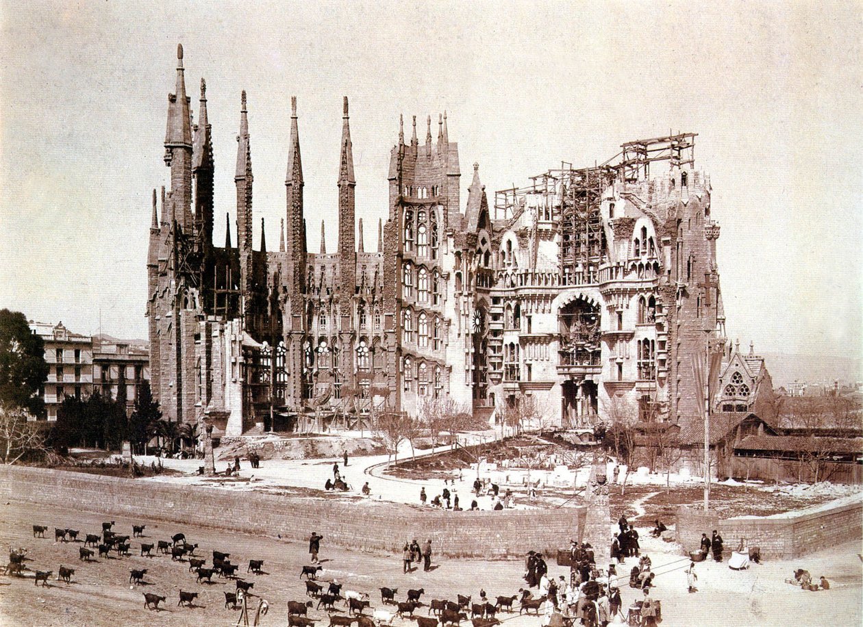 Udsigt over Sagrada Familia, Barcelona, ca. 1900 (s/h-foto) af Photographer Spanish