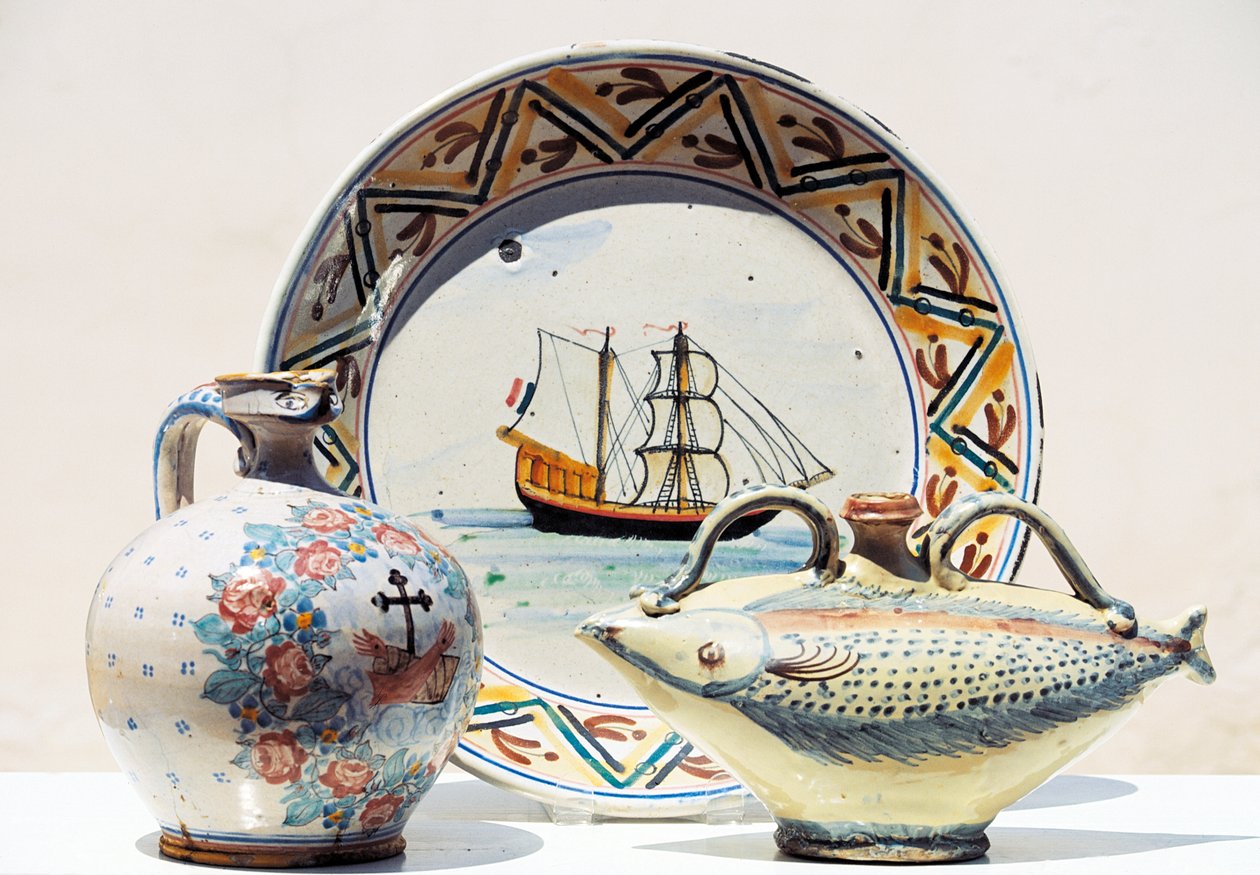Artefakter udstillet på Museum of Vietrisi Ceramics, Vietri sul Mare, Campania, Italien af Blaise Nicolas Le Sueur