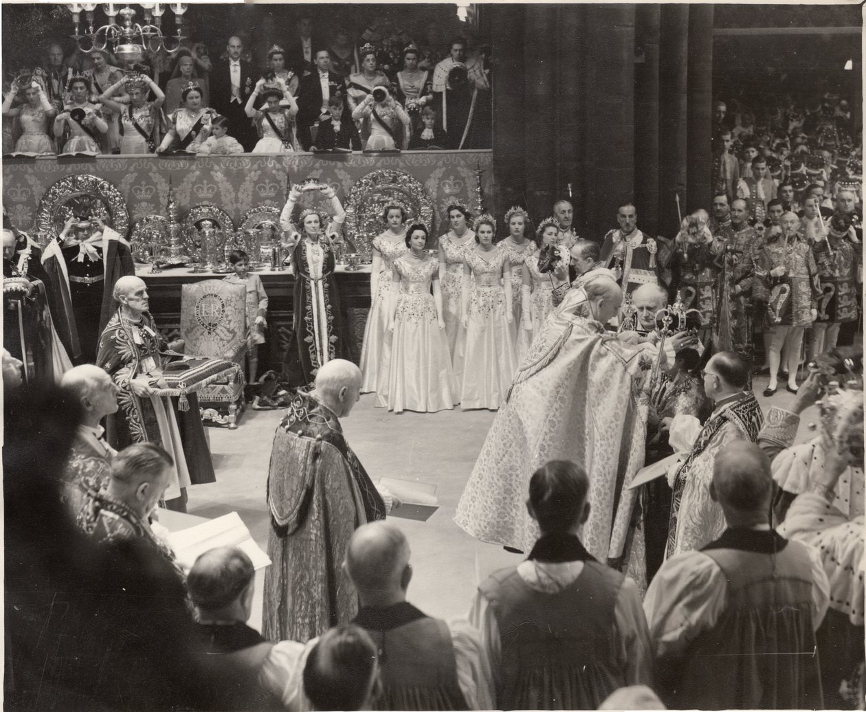 Hertuginde Mary, med sin krone i vejret og hylder dronning Elizabeth II ved kroningen af Blaise Nicolas Le Sueur