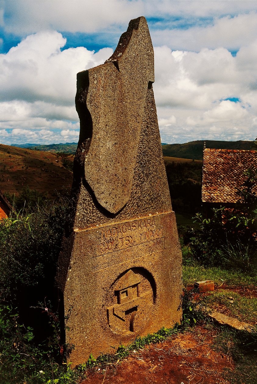 Stele med en beskrivelse af Madagaskar, Ambohimanga, Madagaskar af Blaise Nicolas Le Sueur