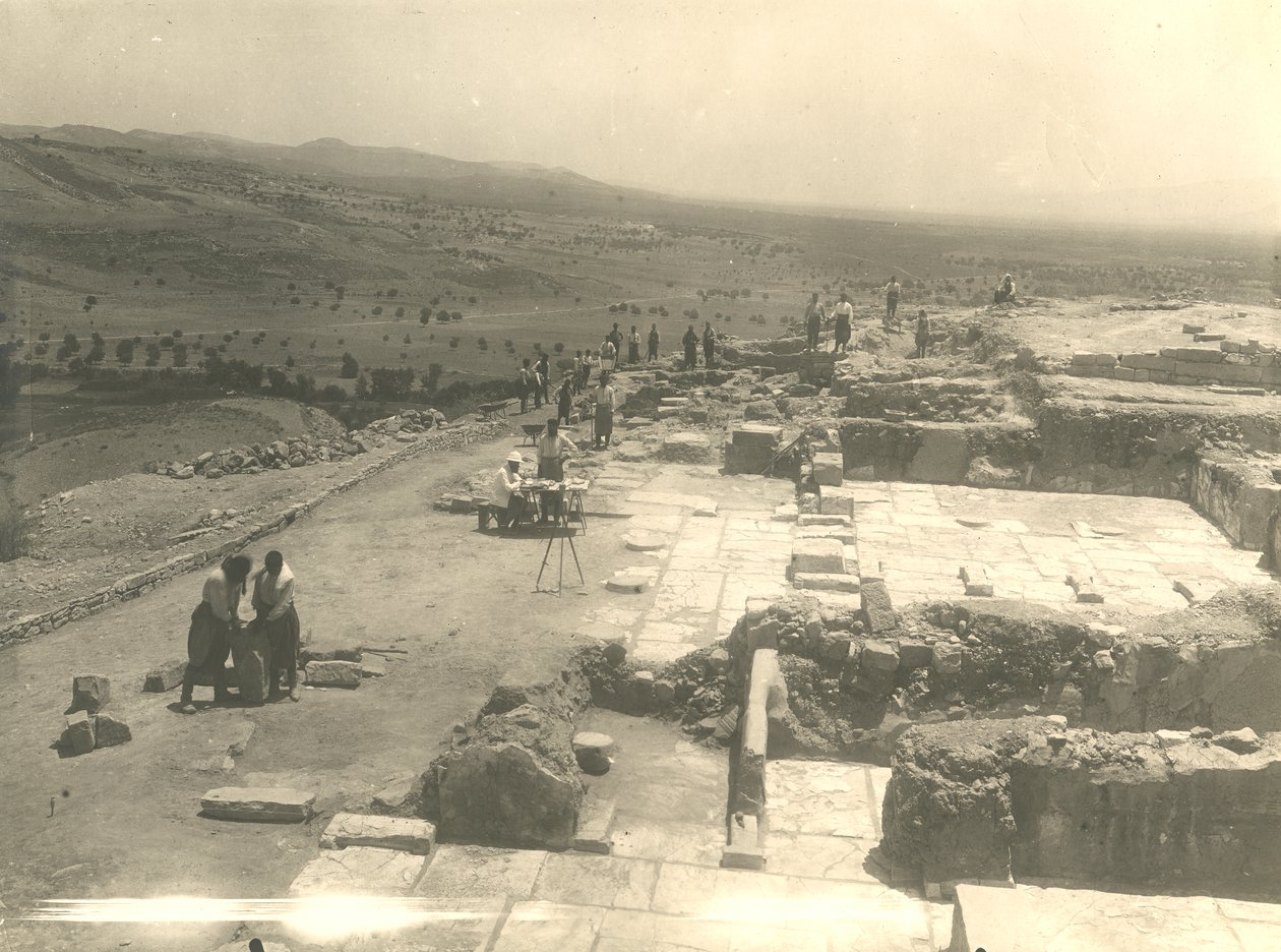Udsigt over udgravninger af Phaistos-paladset, italiensk arkæologisk mission ledet af Luigi Pernier og Federico Halbherr, Kreta, Grækenland af Blaise Nicolas Le Sueur