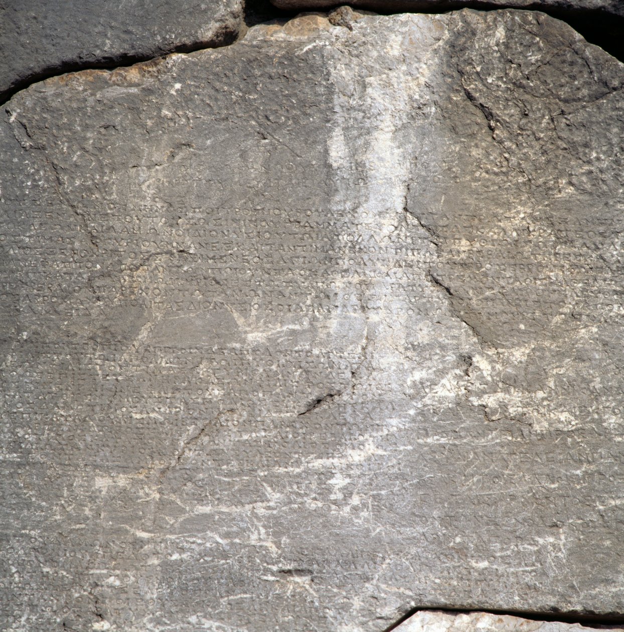 Væg med inskriptioner nær Apollotemplet, Delphi (Unescos verdensarvsliste af Blaise Nicolas Le Sueur