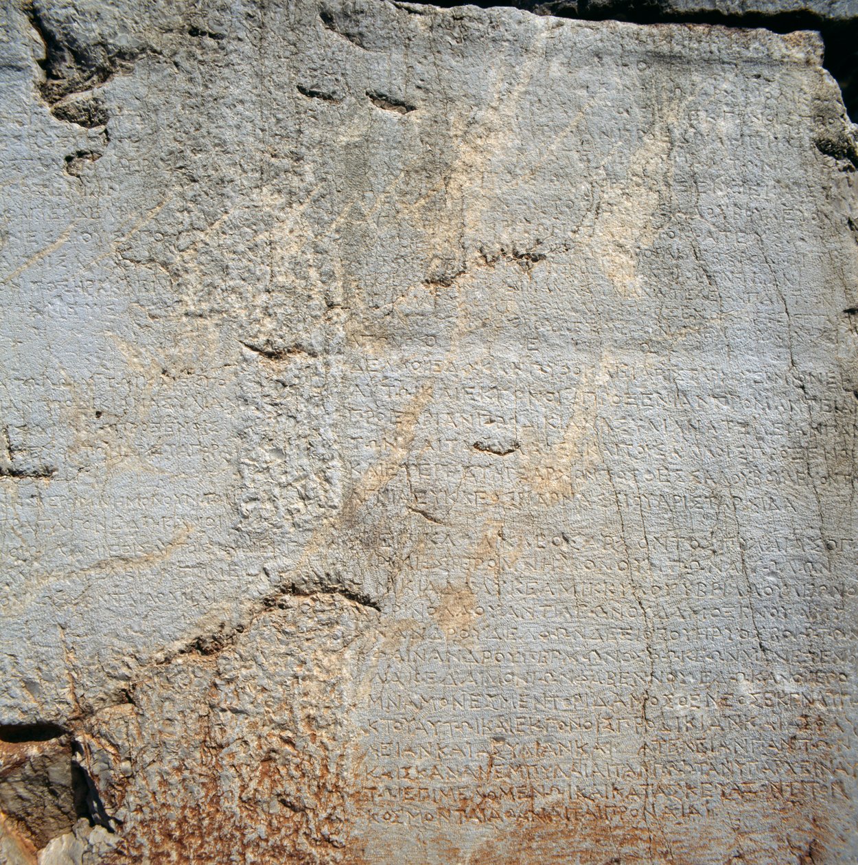 Væg med inskriptioner nær Apollotemplet, Delphi (Unescos verdensarvsliste af Blaise Nicolas Le Sueur