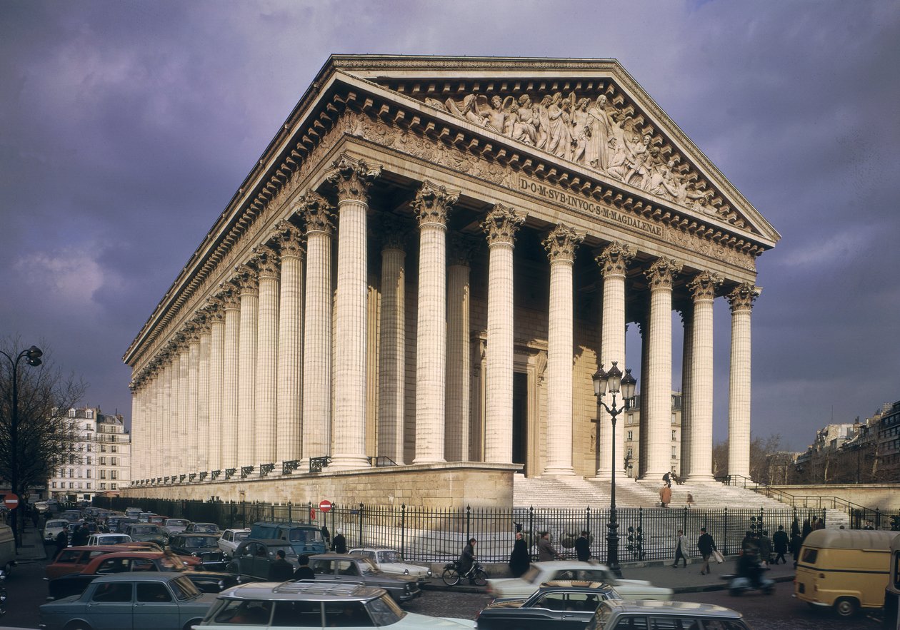 Udsigt over facaden af La Madeleine, bygget 1806-42 af Pierre Alexandre Vignon