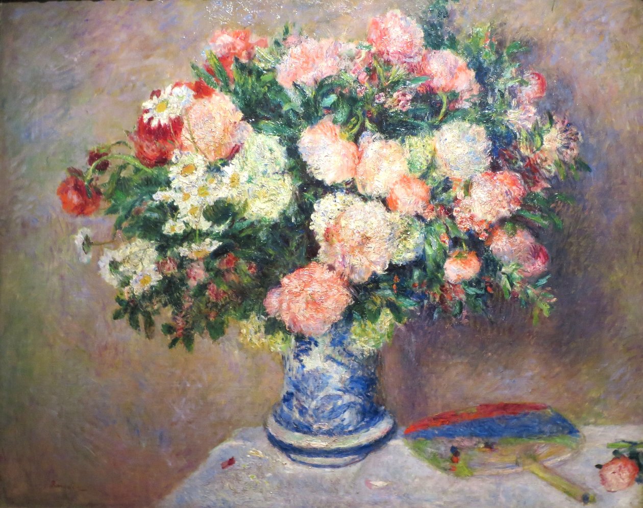 Buket krysantemum og en japansk blæser af Pierre Auguste Renoir