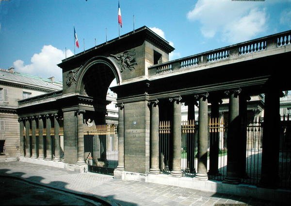Udsigt over indgangen til Hotel de Salm, Palais de la Legion dHonneur, bygget 1782-87 af Pierre II Rousseau