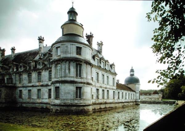 Udsigt til facaden fra haven, bygget 1642-50 af Pierre Le Muet