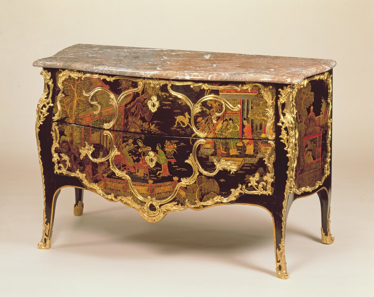 Louis XV-kommode, o.1745 (træ med ormolu-monteret sort, guld og polykrom lak) (se også 222379) af Pierre Roussel