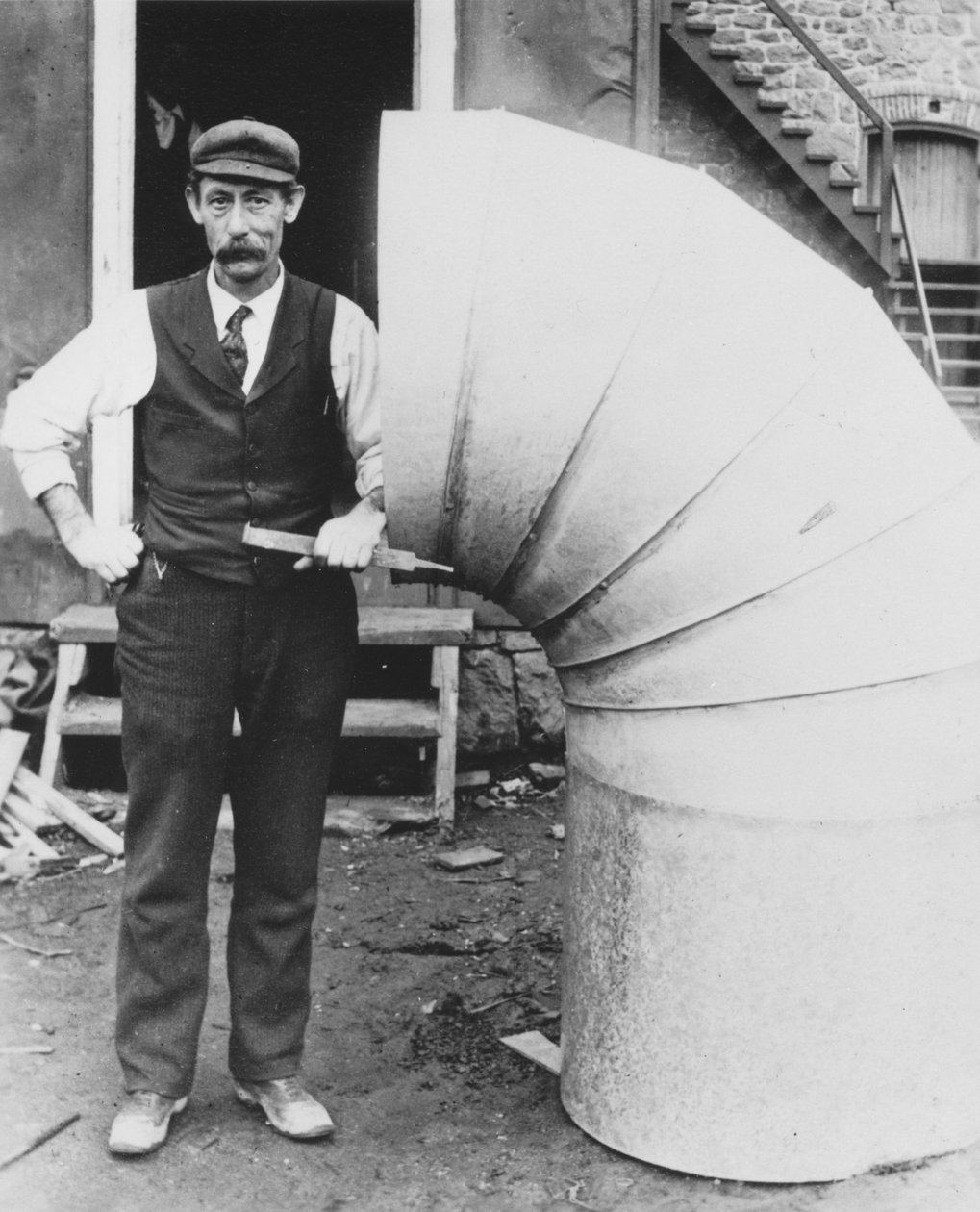 James Bright, bliksmed ved Hagley Yard af Pierre A. Gentieu