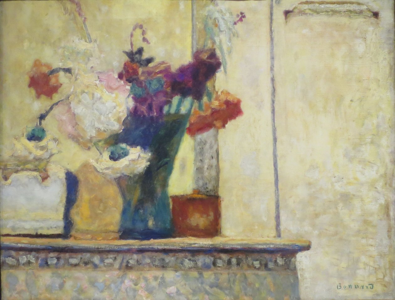 Blomster på en kaminhylde af Pierre Bonnard