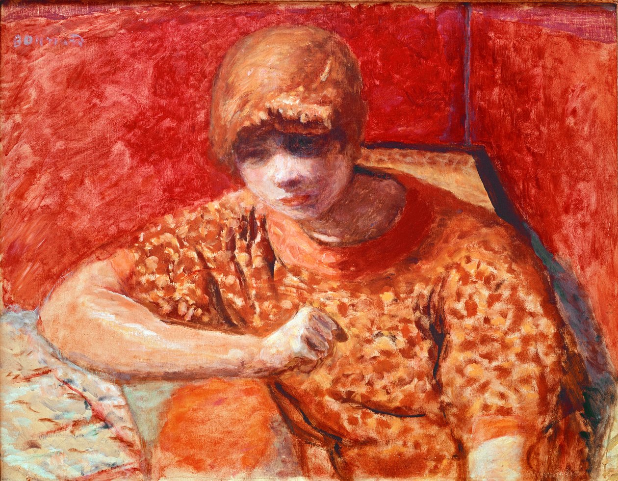 Den orange bluse Ung drømmende kvinde, der sidder, har et bord på en rød baggrund. Maleri af Pierre Bonnard (1867-1947) 1913 Dim. 52x67 cm Paris, Privat Samling af Pierre Bonnard