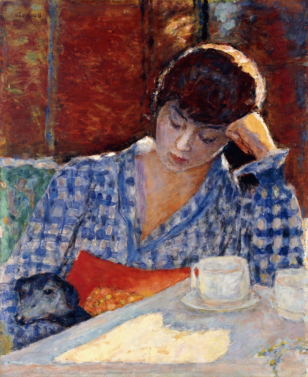 Kvinde læner sig på sin albue med en hund og et stilleben af Pierre Bonnard