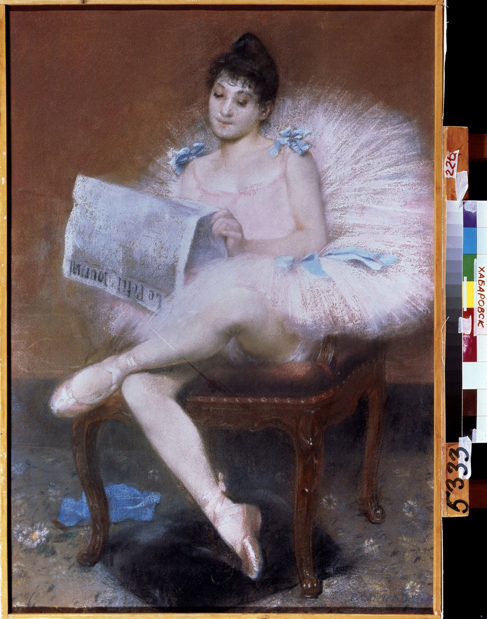 Siddende balletdanser. Ballerina i tutu læser "den lille avis" af Pierre Carrier Belleuse
