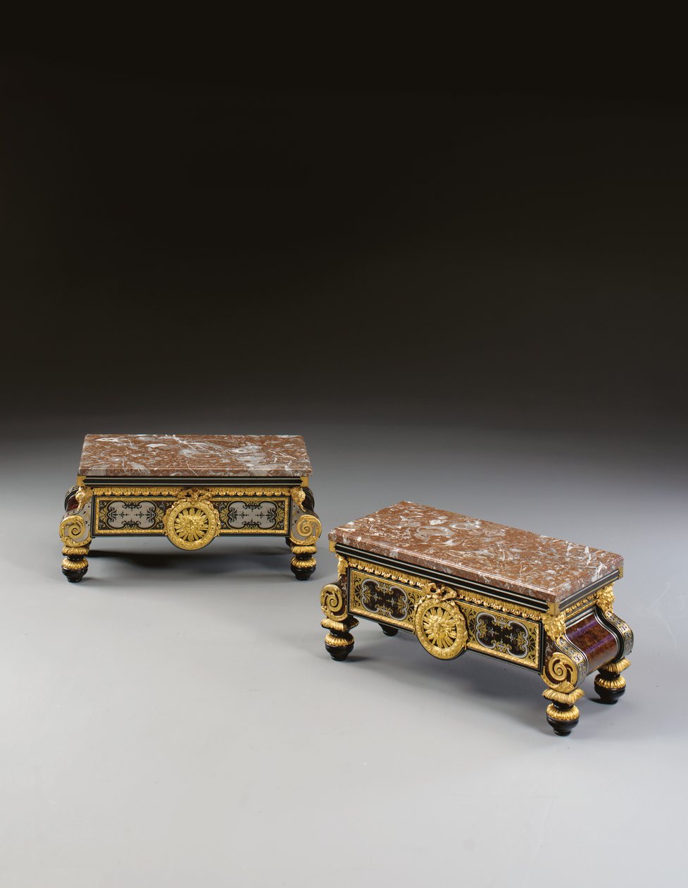 Par restaureringsstativer, anden fjerdedel af det 19. århundrede (ormolu, tin, messing, skildpaddeskal, obony og eboniseret Boulle-marquetry) af Pierre Etienne (attr. to) Levasseur