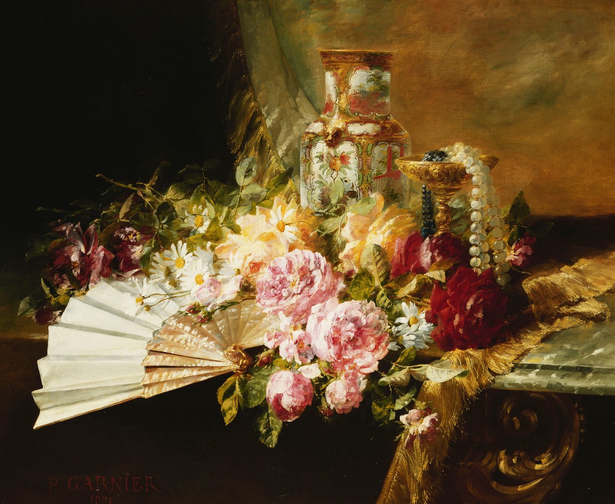 En vifte med roser, tusindfryd og en Famille Rose vase på et draperet bord af Pierre Garnier