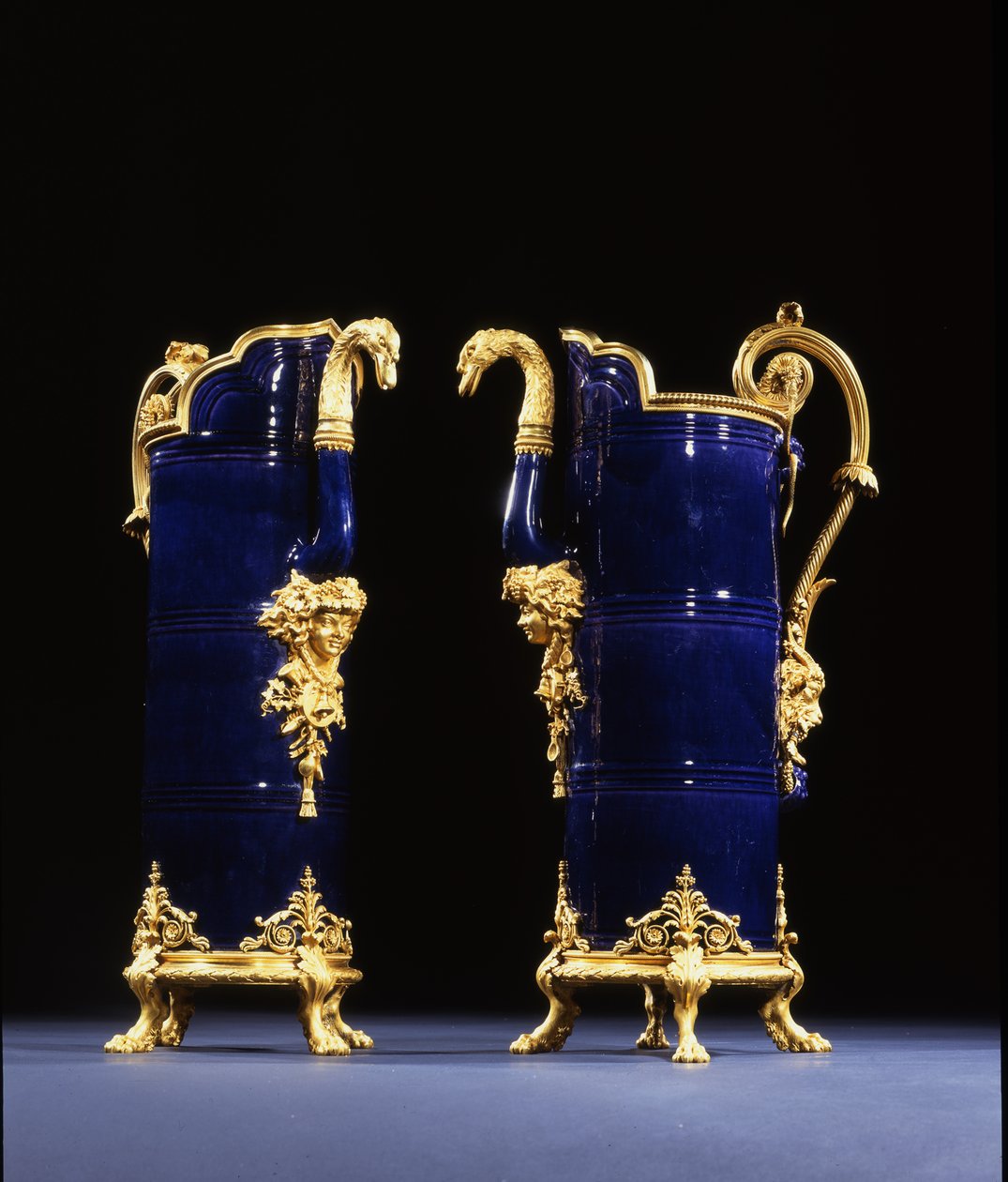To kander, ca. 1767 (porcelæn med bronzebesætning) af Pierre Gouthière
