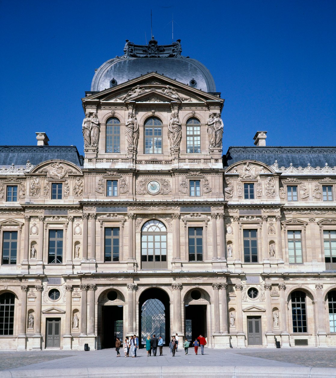 Arkitektur: udsigt over den firkantede gårdhave ved Louvre. Realiseret af Pierre Lescot (1515-1578) af Pierre Lescot