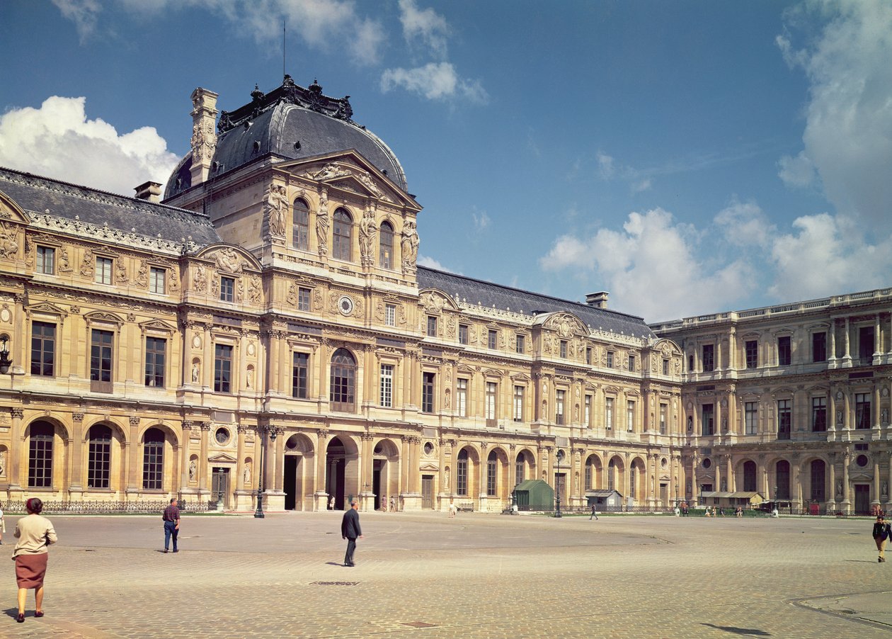 Henri II facaden i Cour Carree af Pierre Lescot