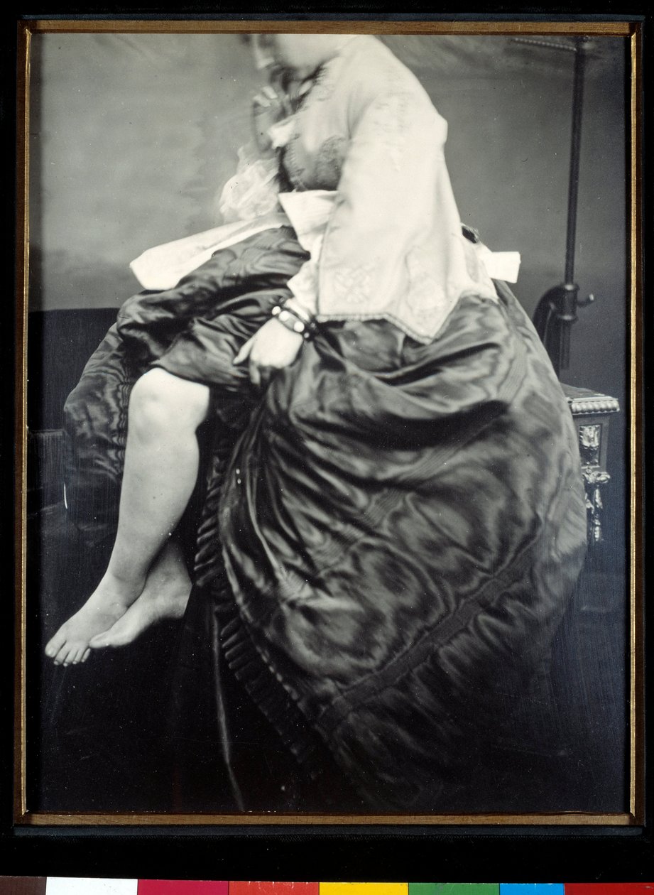 Grevinde Verasis de Castiglione, født Virginia Oldoini, sidder på et bord. Grevinden løfter sin kjole for at afsløre hendes ben og fødder. Sølv gelatinebromidtest af Louis Pierson (1822-1913) 1863 Paris, Musee d