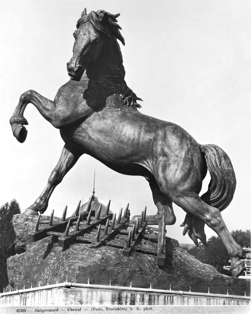 Hest med en harve foran det første Trocadero-palads bygget til verdensudstillingen i 1878, 1878 (bronze) af Pierre Louis Rouillard