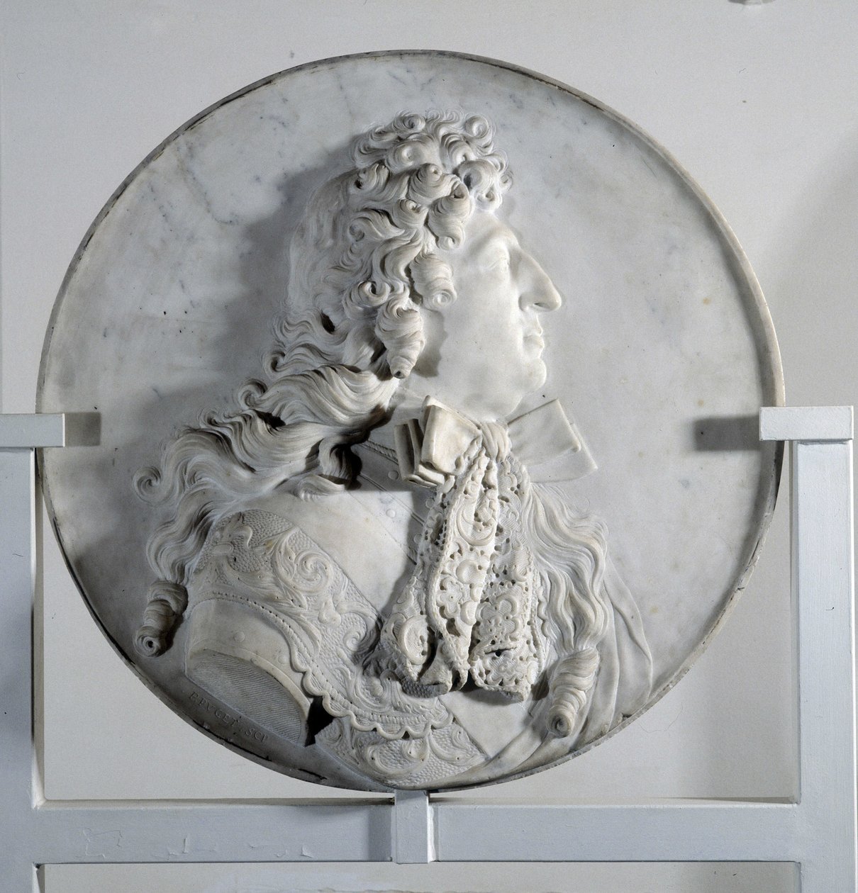 Lavrelief forestillende Ludvig XIV (1638-1715) i medaljon (marmor) af Pierre Puget