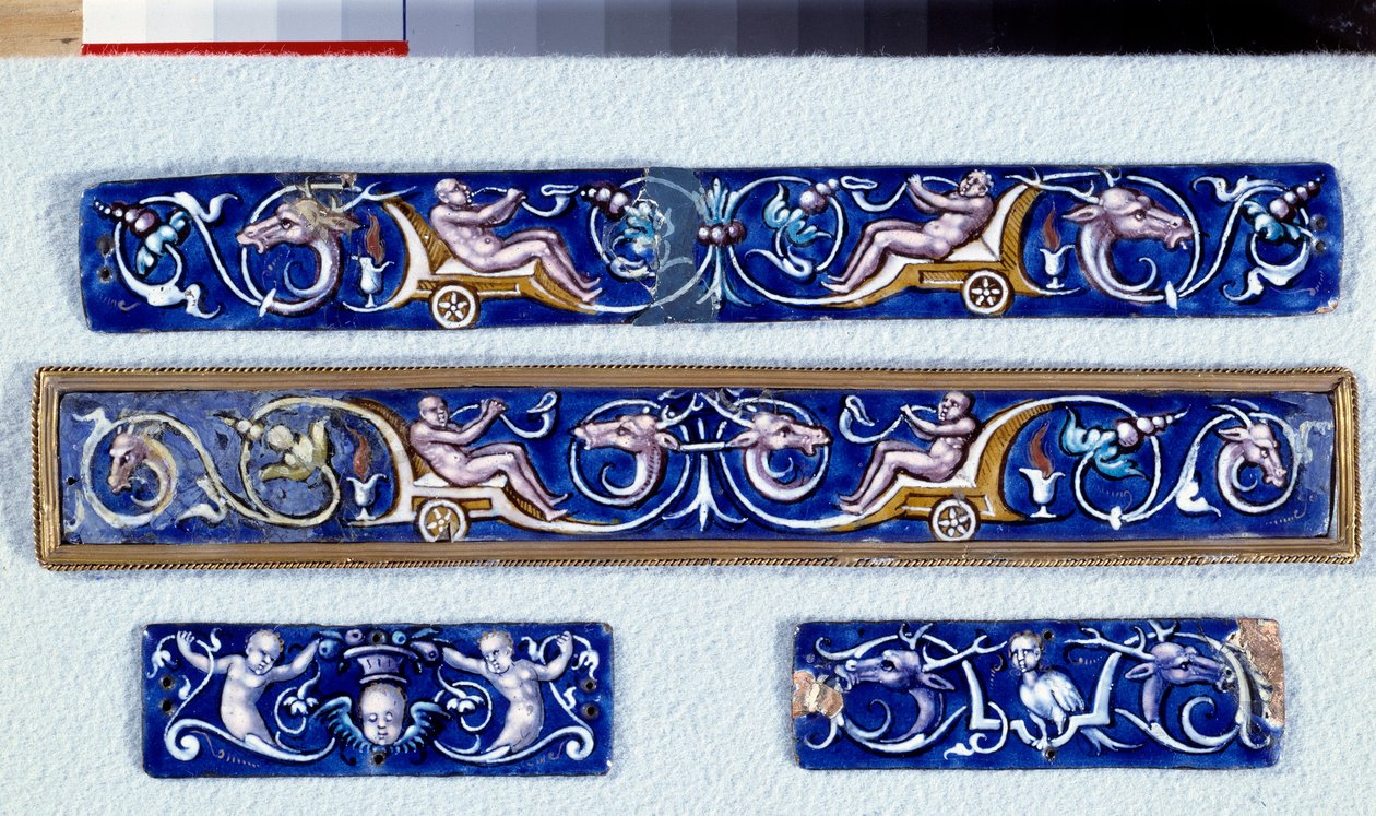 Groteske skylleplader. Emaljemalet udført i Pierre Reymonds (1513-1584) værksteder Enouen, Musee national de la Renaissance af Pierre Reymond