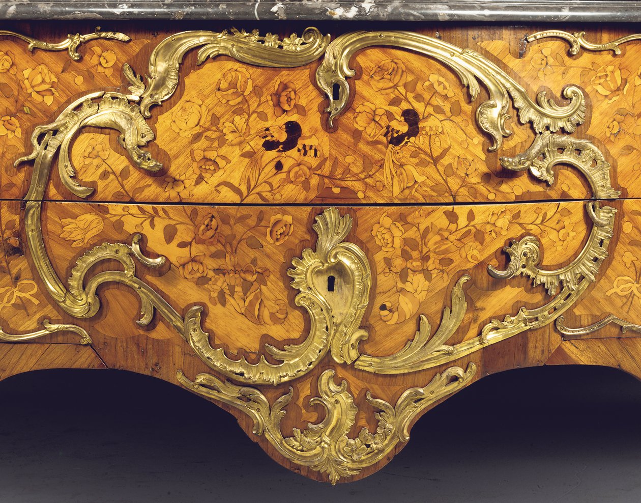 Detalje af en Louis XV-kommode, forhandlet af Adrien Delorme (ormolu-monteret tulipantræ, amarant, frugttræ og marquetry) (se også 463007) af Pierre Roussel