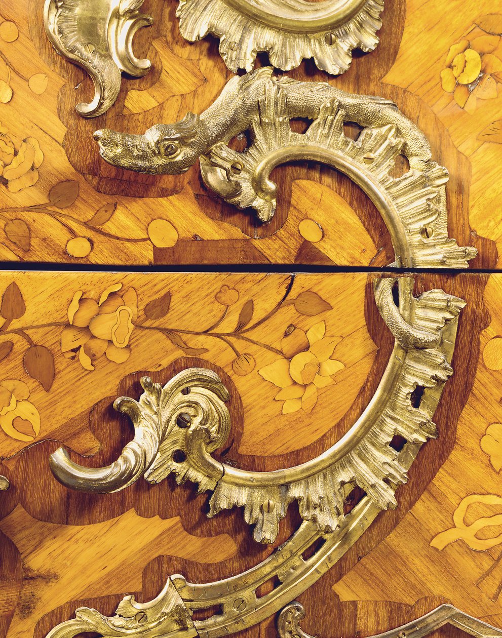 Detalje af en Louis XV-kommode, forhandlet af Adrien Delorme (ormolu-monteret tulipantræ, amarant, frugttræ og marquetry) (se også 463007) af Pierre Roussel